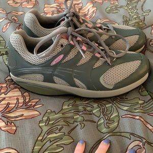 Ladies MBT Sport Grey Platform Walking Sneakers. Size 39 or 8-8.5